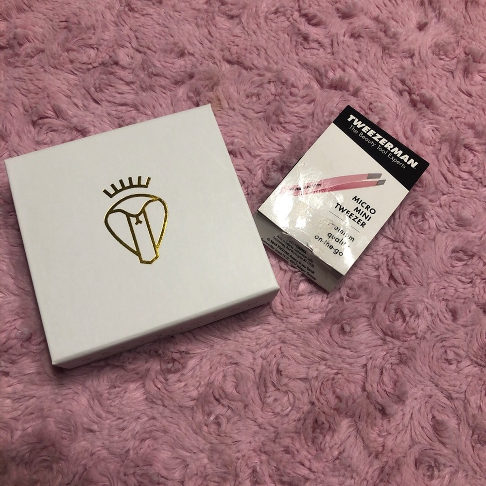 Lashes and tweezer